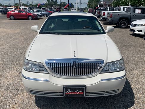 Used 2004 Lincoln Town Car Ultimate RWD image 3