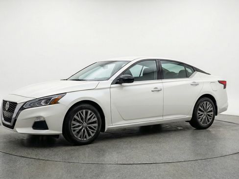 Used 2025 Nissan Altima 2.5 SV FWD image 3