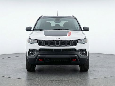 Used 2025 Jeep Compass Trailhawk image 2
