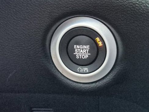 Used 2025 Chrysler Pacifica Select FWD image 24