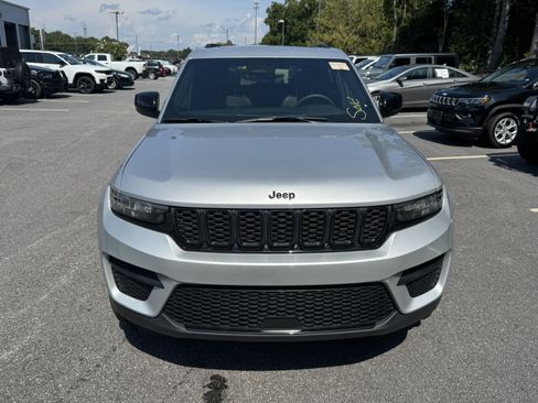 Used 2025 Jeep Grand Cherokee Altitude AWD/4WD image 2