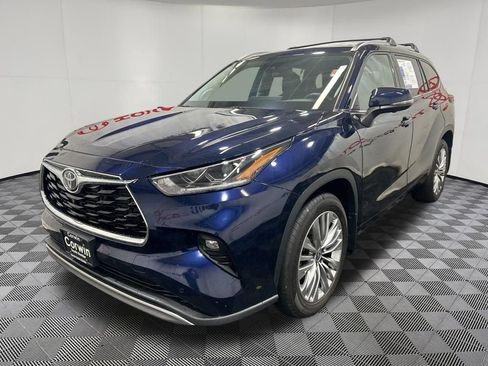 Used 2025 Toyota Highlander Platinum AWD/4WD image 3