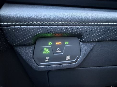 Used 2024 Volkswagen Atlas Cross Sport SE w/ Panoramic Sunroof Package FWD image 29
