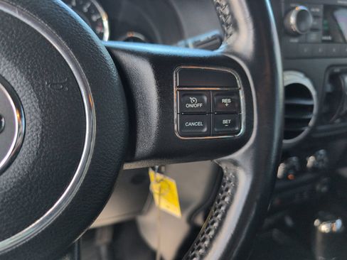 Used 2016 Jeep Wrangler Unlimited Rubicon w/ Connectivity Group AWD/4WD image 12