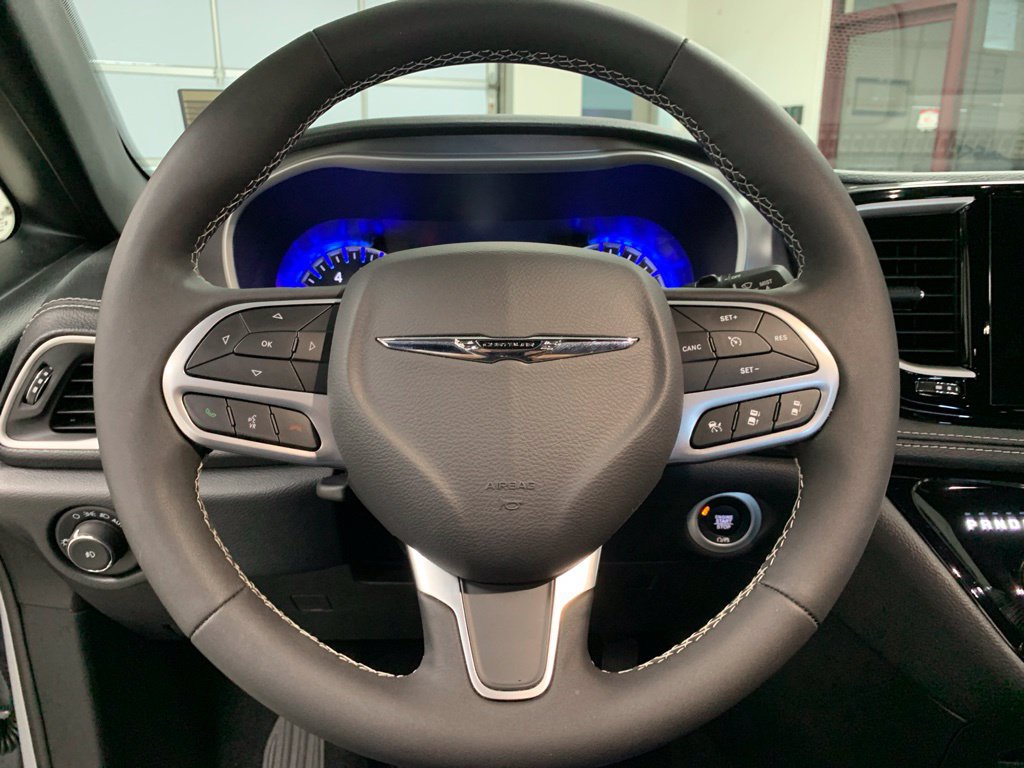 Used 2026 Chrysler Pacifica Select FWD image 18