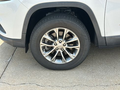Used 2019 Jeep Cherokee Latitude Plus w/ Comfort/Convenience Group AWD/4WD image 6