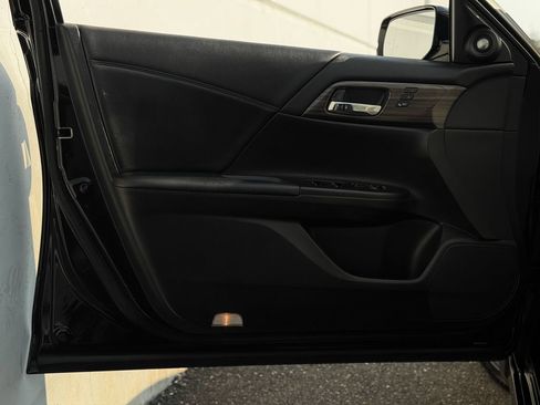 Used 2016 Honda Accord Touring image 11
