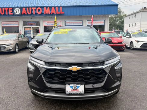 Used 2025 Chevrolet Trax LT FWD image 3