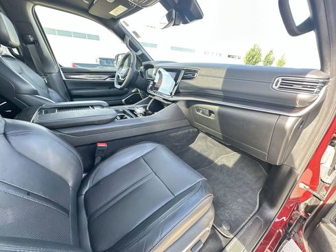 Used 2024 Jeep Wagoneer 4WD w/ Premium Group I image 30