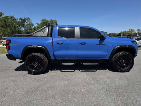 Used 2025 Chevrolet Colorado ZR2 w/ Midnight Edition AWD/4WD image 9