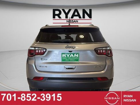Used 2018 Jeep Compass Latitude w/ Cold Weather Group AWD/4WD image 16