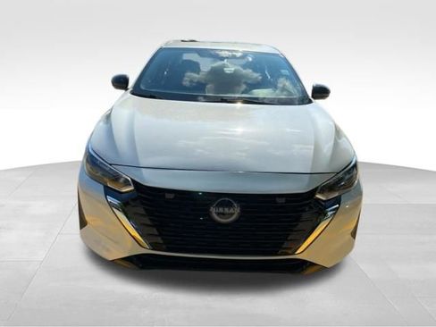 Used 2025 Nissan Sentra SR w/ SR Premium Package image 2