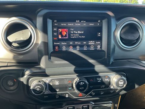 Used 2018 Jeep Wrangler Unlimited Sahara AWD/4WD image 27
