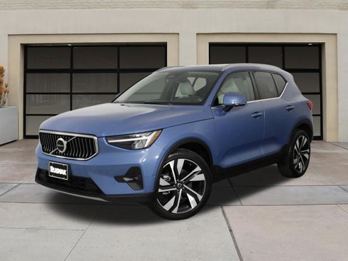 Certified 2023 Volvo XC40 B5 Ultimate image 3