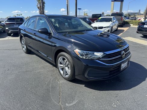 Used 2024 Volkswagen Jetta SE FWD image 2