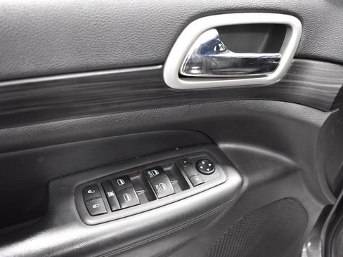 Used 2021 Jeep Grand Cherokee Laredo AWD/4WD image 15