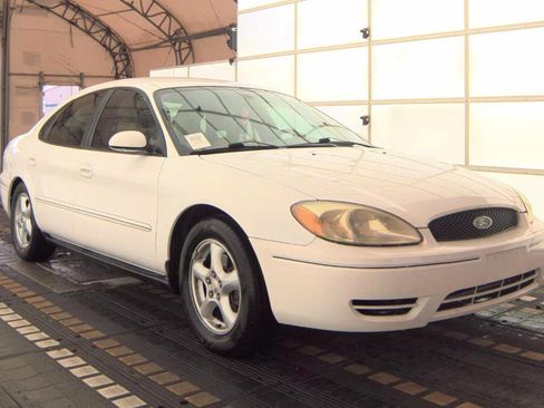 Used 2004 Ford Taurus SES FWD image 3
