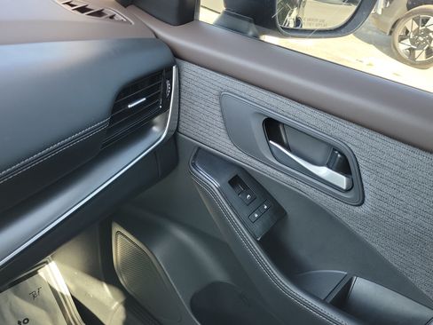 Used 2021 Nissan Rogue SV FWD image 28