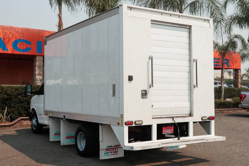 Used 2015 Chevrolet Express 4500 RWD image 6