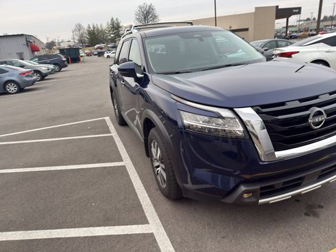 Certified 2022 Nissan Pathfinder SL image 3