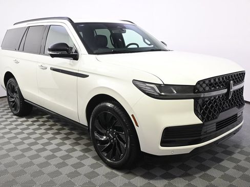New 2026 Lincoln Navigator Reserve w/ Jet Appearance Package AWD/4WD image 8