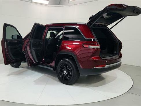 Used 2025 Jeep Grand Cherokee Laredo X w/ Luxury Tech Group I image 30