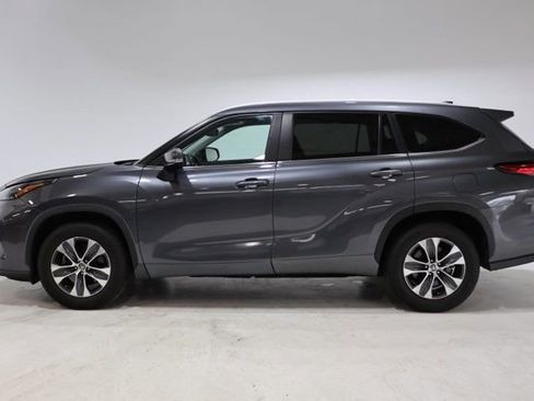 Used 2023 Toyota Highlander XLE image 4