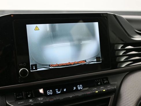 Used 2025 Toyota Camry SE w/ Convenience Package image 18