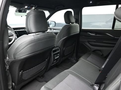 Used 2025 Jeep Grand Cherokee Laredo AWD/4WD image 17