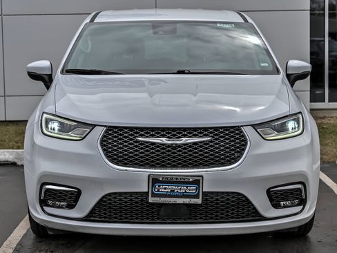 Used 2023 Chrysler Pacifica Touring-L image 4