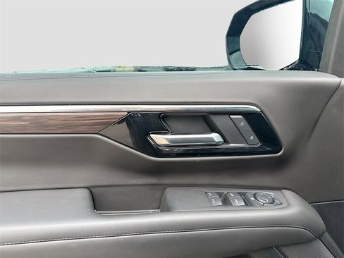 Certified 2025 Chevrolet Suburban LS image 9