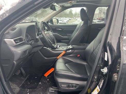 Used 2022 Toyota Highlander XLE image 7