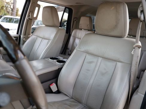 Used 2017 Lincoln Navigator Select image 12