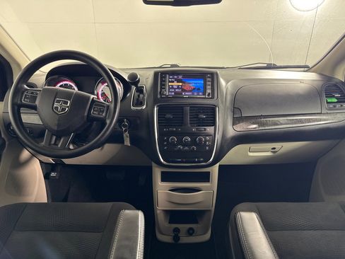 Used 2020 Dodge Grand Caravan SE w/ UConnect Hands-Free Group image 27