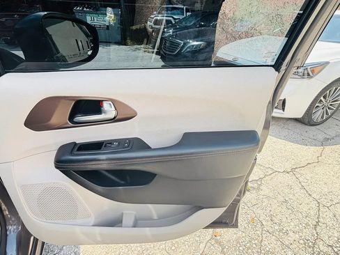Used 2018 Chrysler Pacifica Touring-L Plus FWD image 14