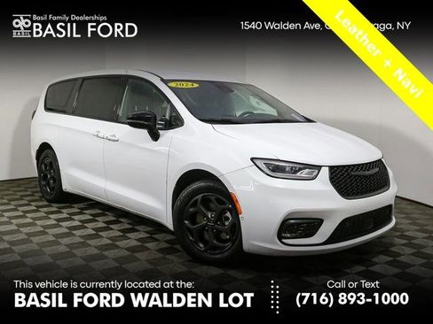 Used 2024 Chrysler Pacifica Select image 1