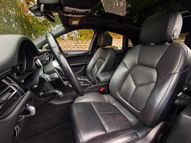 Used 2023 Porsche Macan AWD/4WD image 18
