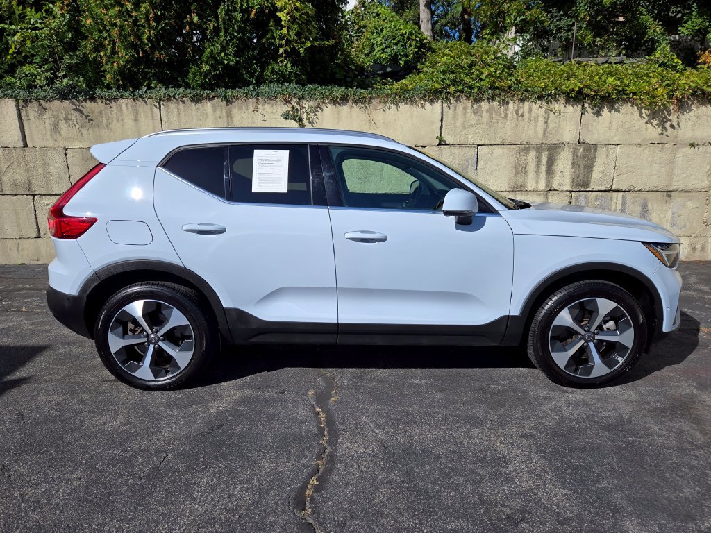 Used 2024 Volvo XC40 B5 Plus w/ Protection Package Premier AWD/4WD image 3