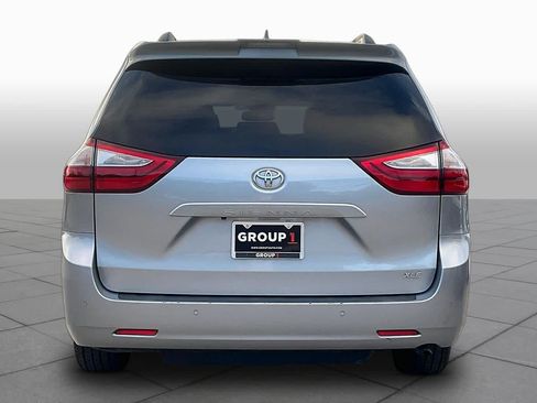 Used 2018 Toyota Sienna XLE Premium FWD image 3