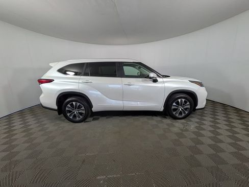 Used 2023 Toyota Highlander XLE AWD/4WD image 3