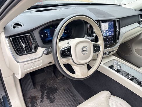 Certified 2023 Volvo XC60 B5 Ultimate w/ Climate Package image 4