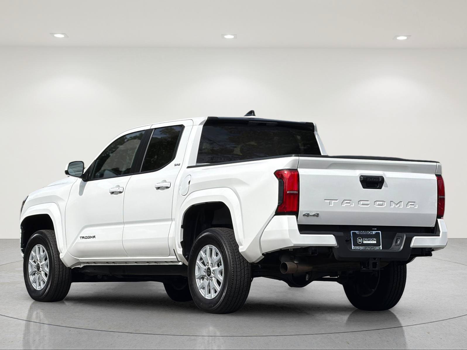 Used 2026 Toyota Tacoma SR5 AWD/4WD image 3