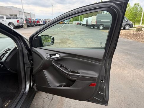 Used 2017 Ford Focus SE FWD image 42