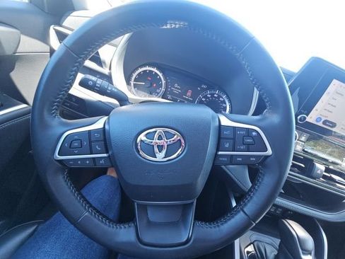 Used 2023 Toyota Highlander XLE AWD/4WD image 4
