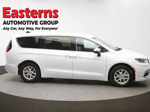 Used 2023 Chrysler Pacifica Touring-L image 45