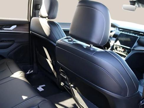 New 2025 Jeep Grand Cherokee Limited image 16