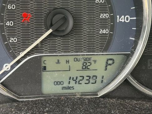 Used 2015 Toyota Corolla LE FWD image 9
