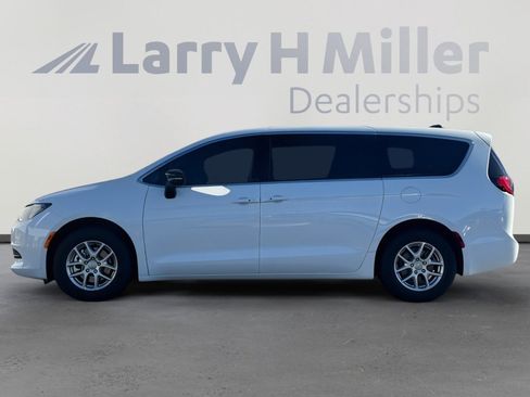 New 2026 Chrysler Voyager LX image 2