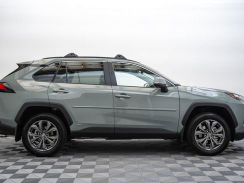 Used 2022 Toyota RAV4 XLE Premium AWD/4WD image 4