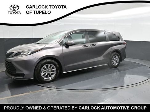 Used 2022 Toyota Sienna LE FWD image 1